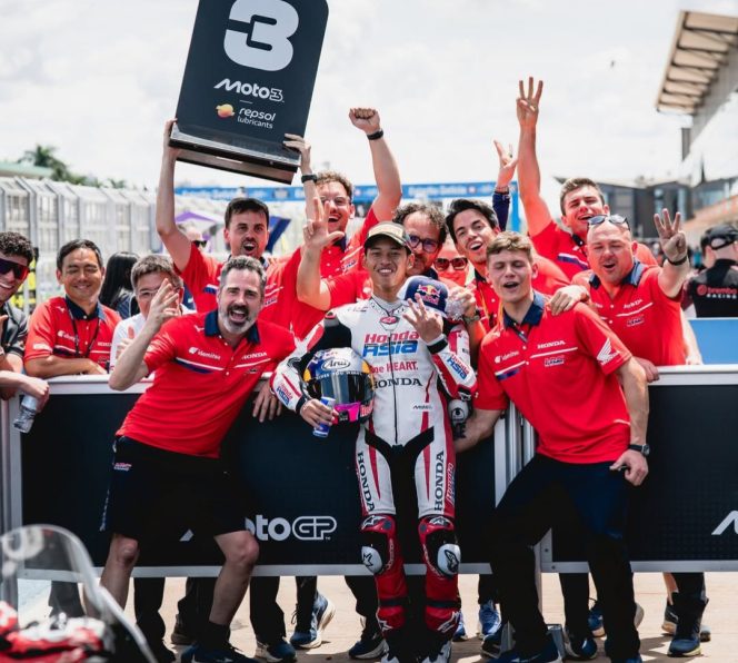 
 Perdana! Pembalap Muda Indonesia Veda Ega Berhasil Naik Podium GP Brasil