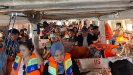 Penumpang kapal di Pelabuhan Muara Angke