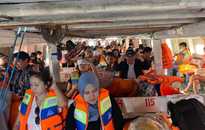 
 Penumpang kapal di Pelabuhan Muara Angke
