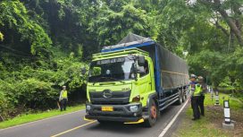 Truk sumbu 3 di jalan raya