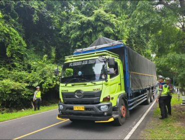 Truk sumbu 3 di jalan raya