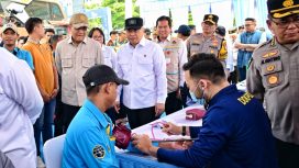 Menhub memerhatikan pemeriksaan kesehatan awak bus