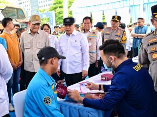 Menhub memerhatikan pemeriksaan kesehatan awak bus