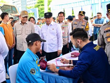 Menhub memerhatikan pemeriksaan kesehatan awak bus