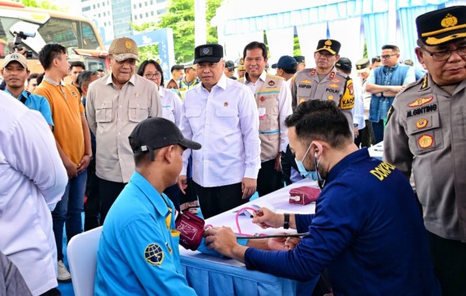 
 Menhub memerhatikan pemeriksaan kesehatan awak bus