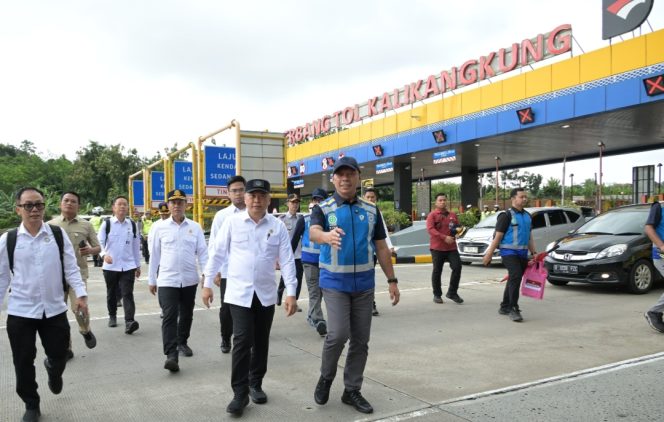 
 One Way diberlakukan mulai dari Pintu Tol Kalikangkung hingga Cikampek Utama