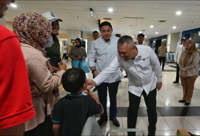 
 Menhub Dudy dan Seskab Tedy sapa pemudik 