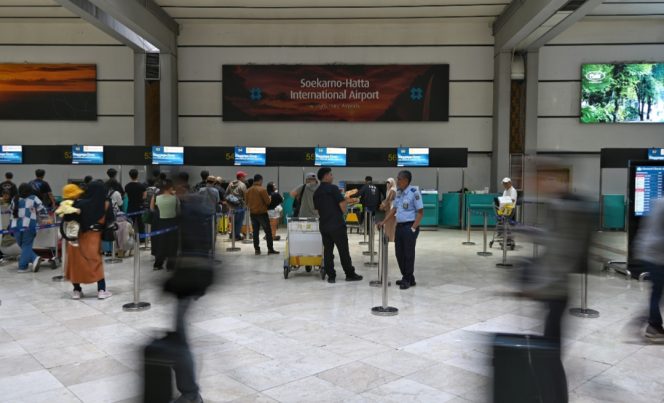 
 Penumpang pesawat udara di Bandara Soetta (BKIP)