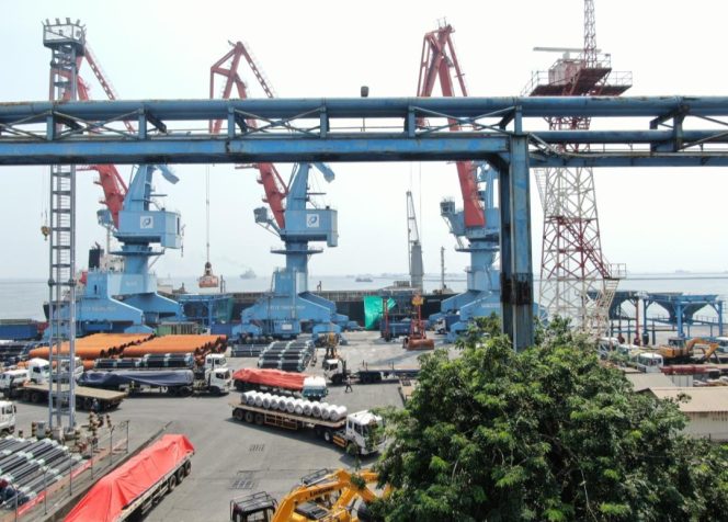 
 Aktivitas di Pelabuhan Tanjung Priok