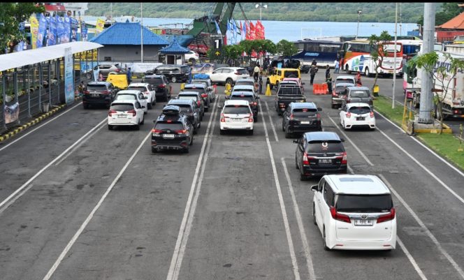 
 Suasana di jalan tol