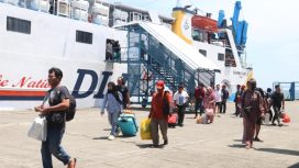 Penumpang di Pelabuhan Makassar