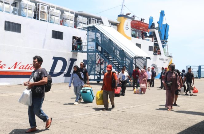 
 Penumpang di Pelabuhan Makassar