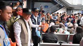 Menhub dan Dirut ASDP sapa para pemudik di Pelabuhan Bakauheni