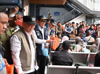 Menhub dan Dirut ASDP sapa para pemudik di Pelabuhan Bakauheni