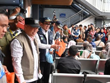 Menhub dan Dirut ASDP sapa para pemudik di Pelabuhan Bakauheni