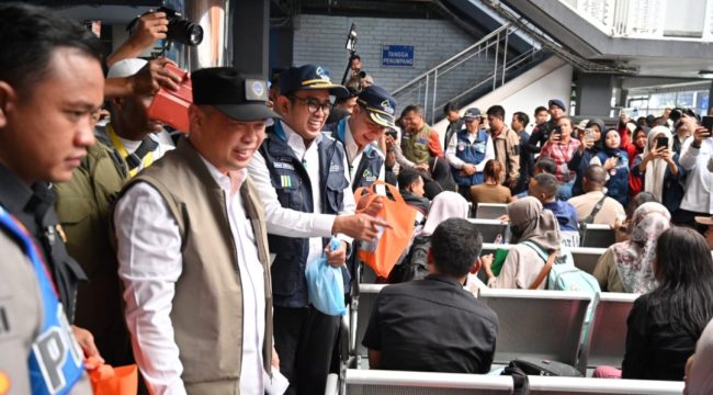 Menhub dan Dirut ASDP sapa para pemudik di Pelabuhan Bakauheni