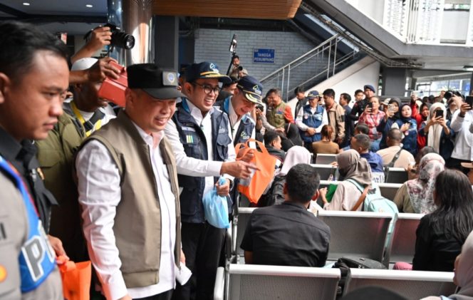 
 Menhub dan Dirut ASDP sapa para pemudik di Pelabuhan Bakauheni