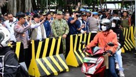 Menhub Dudy sapa para pemudik di Pelabuhan Bakauheni