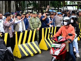 Menhub Dudy sapa para pemudik di Pelabuhan Bakauheni