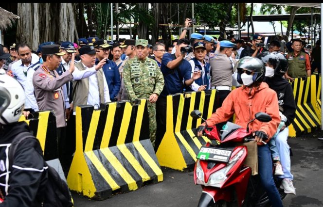 
 Menhub Dudy sapa para pemudik di Pelabuhan Bakauheni