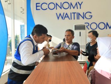 Penumpang kapal PELNI