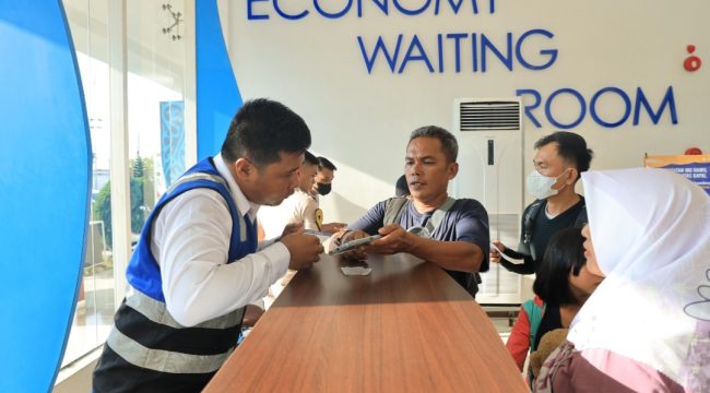 Penumpang kapal PELNI