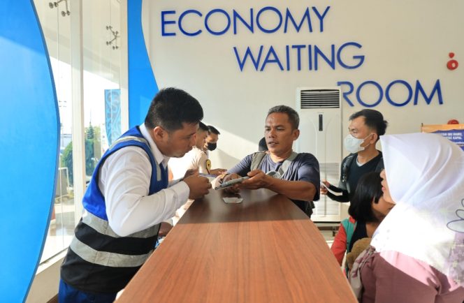 
 Penumpang kapal PELNI