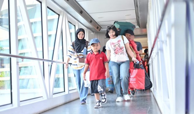 
 Penumpang di Pelabuhan Bakauheni