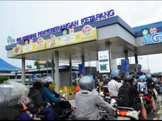 Penumpang di Pelabuhan Ketapang