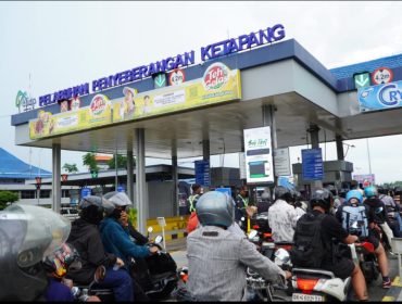 Penumpang di Pelabuhan Ketapang