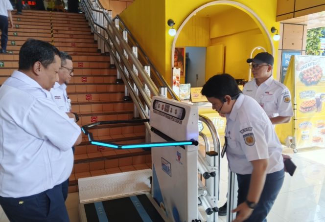 
 Dirut KCI meninjau Platform Lift di Stasiun Cikini