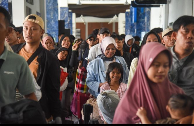 
 Penumpang kapal PELNI