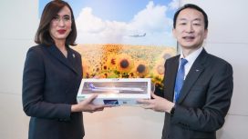 Menpar dan perwakilan maskapai ANA 