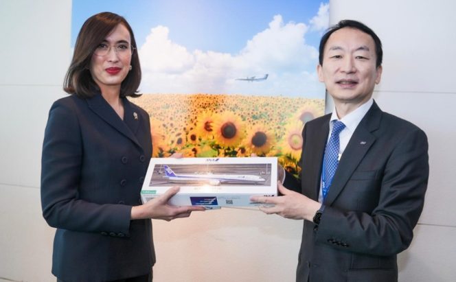 
 Menpar dan perwakilan maskapai ANA 