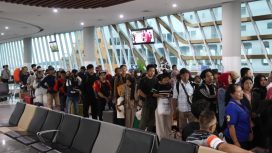 Penumpang di Pelabuhan Penyeberangan