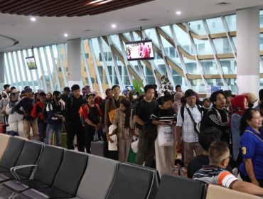 Penumpang di Pelabuhan Penyeberangan