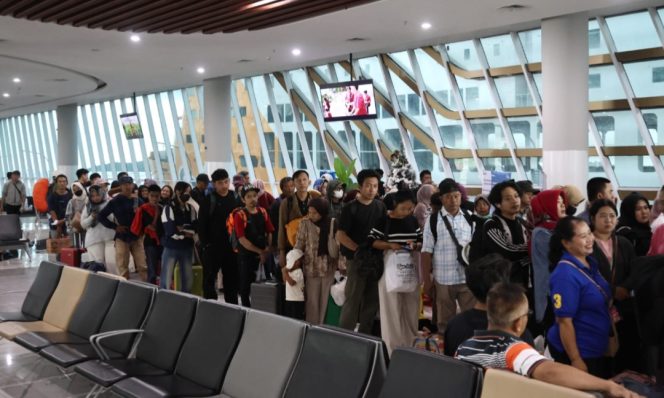 
 Penumpang di Pelabuhan Penyeberangan