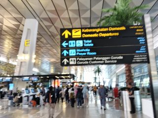 Penumpang penerbangan di Bandara Soetta