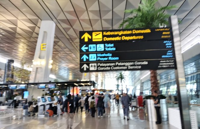 
 Penumpang penerbangan di Bandara Soetta