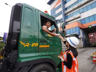 IPC TPK Berbagi Takjil di Gate In Area Tanjung Priok 2 Domestik.foto istimewa/IPC TPK 
