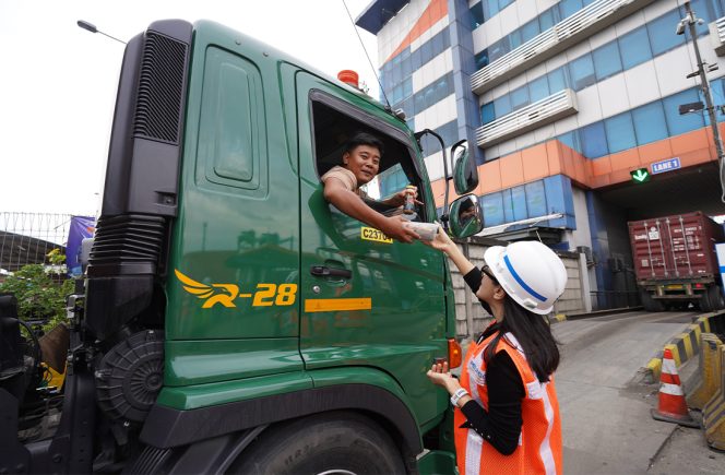 
 IPC TPK Berbagi Takjil di Gate In Area Tanjung Priok 2 Domestik.foto istimewa/IPC TPK 