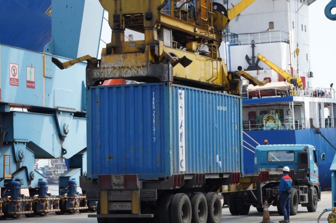 
 Ilustrasi kegiatan bongkar muat di Area Tanjung Priok. Foto istimewa/IPC TPK 