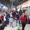 Penumpang KA ramai di Stasiun Pasar Senen.