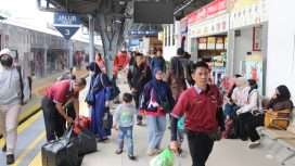 Penumpang KA ramai di Stasiun Pasar Senen.