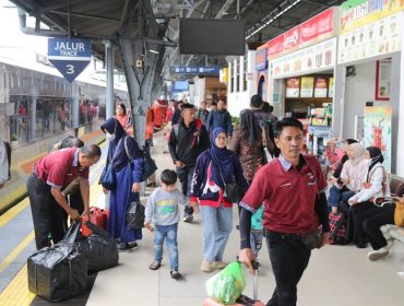 Penumpang KA ramai di Stasiun Pasar Senen.