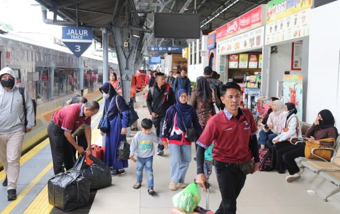 
 Penumpang KA ramai di Stasiun Pasar Senen.