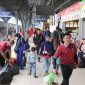 Penumpang KA ramai di Stasiun Pasar Senen.