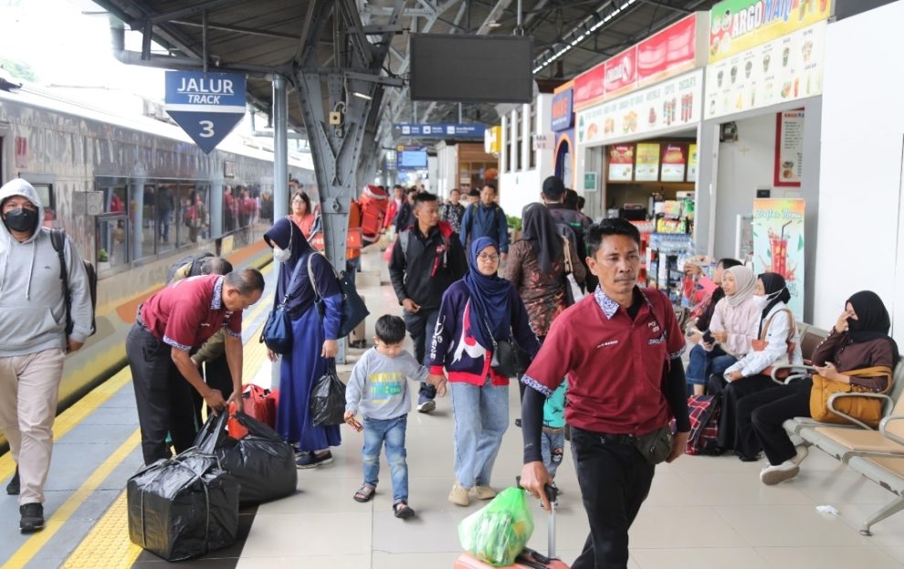 Penumpang KA ramai di Stasiun Pasar Senen.