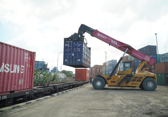
 Jaga Rantai Pasok Jelang Lebaran, KAI Catat 42.405 Ton Angkutan Retail
