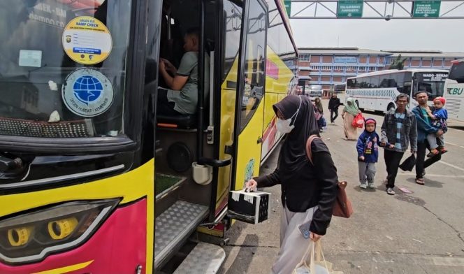 
 Penumpang Bus di Terminal Bekasi Mulai Meningkat, PO Tambah Armada Jelang Mudik Lebaran
